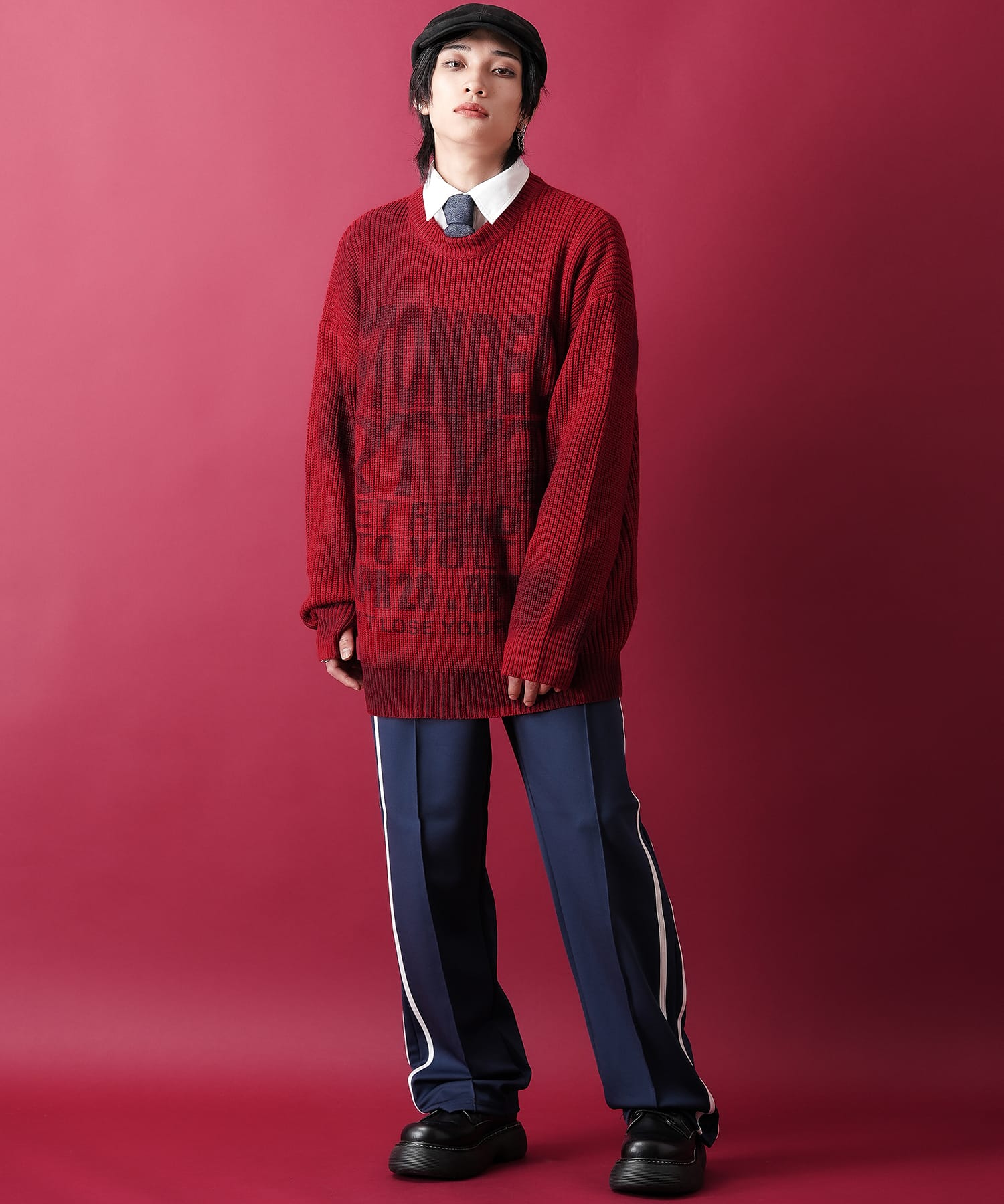 ビッグロゴ染込プリント＆ダート加工リブニット指穴スリーブセーター